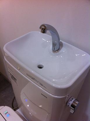 マンションのトイレ ふところの大きい タンク上の手洗い 大阪で不動産をお探しならエイム不動産販売にお任せください